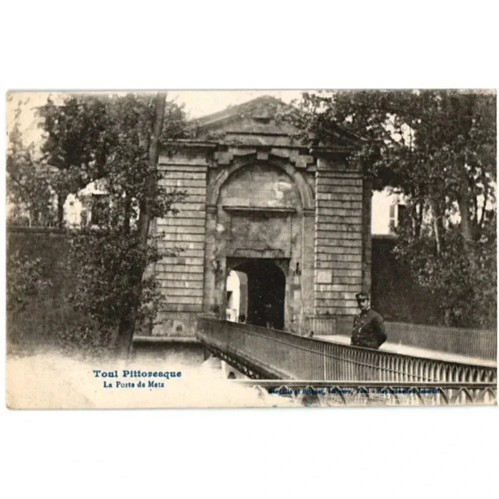 Toul Pittoresque La Porte de Metz- Toul, France Postcard